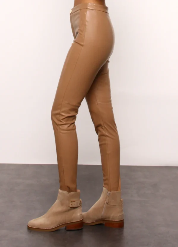 AWMWW24LGP3PU0116 4 23161 High-waist leggings featuring false front pockets. hems with invisible zips. zip fly and snap