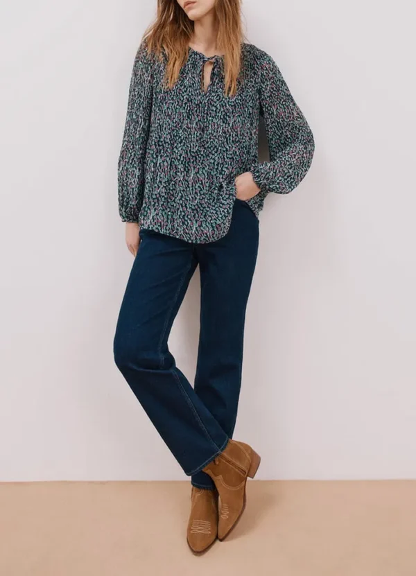 5709793 LS fluid bloude in V-neck with a cord, and all over pleats | Eshop GS | Jordan