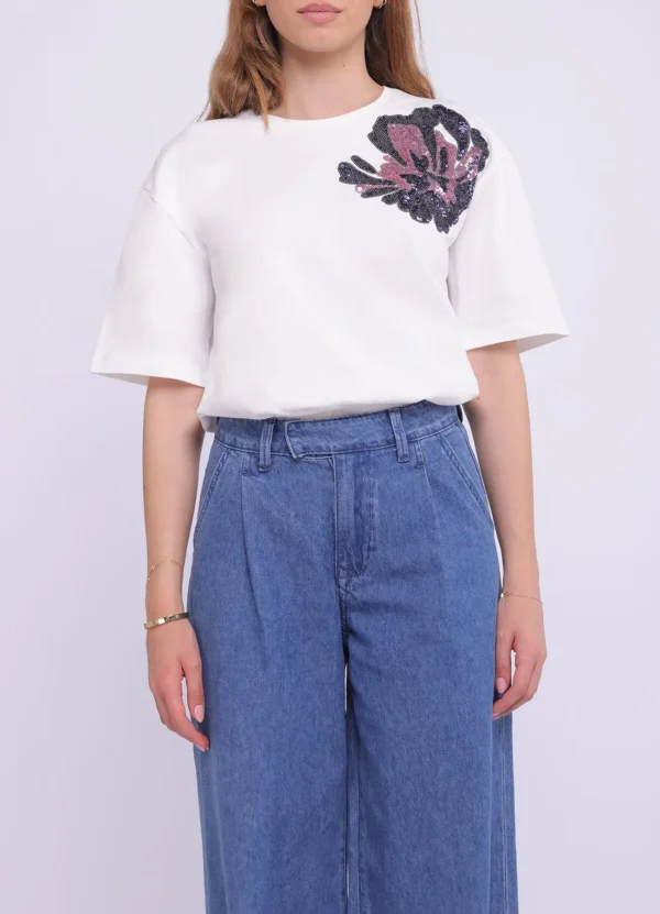 INS2501012MB SS crew neck t-shirt with a sequin flower on one side | Eshop GS | Jordan