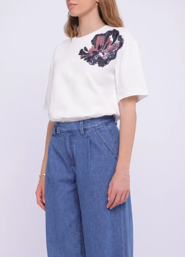 INS2501012MB SS crew neck t-shirt with a sequin flower on one side | Eshop GS | Jordan