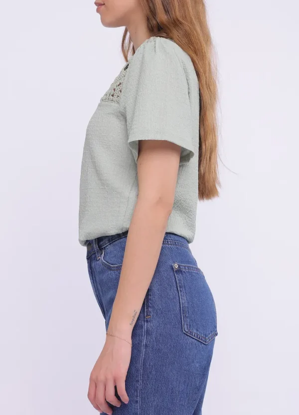 LT101/25190 SS crew neck textured blouse with crochet on yoke | Eshop GS | Jordan